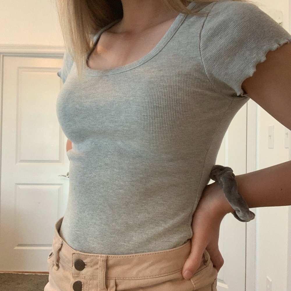 grey scoop neck crop top